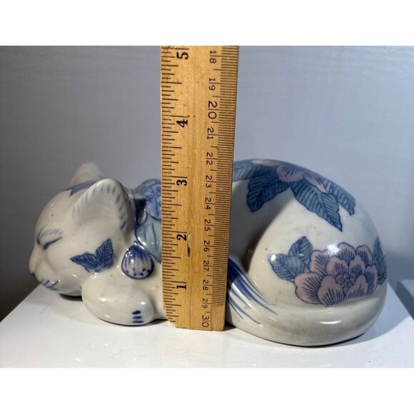 Chinoiserie Blue White and Pink Ceramic Cat Mid 20th Century 8” x 3” - Picture 6 of 7